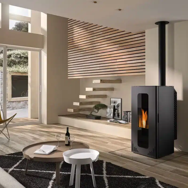 Poêle à Granulés Design pour un Salon Moderne et Chaleureux Poêle à granulés noir moderne dans un salon design avec mobilier en bois, tapis graphique et ambiance chaleureuse.