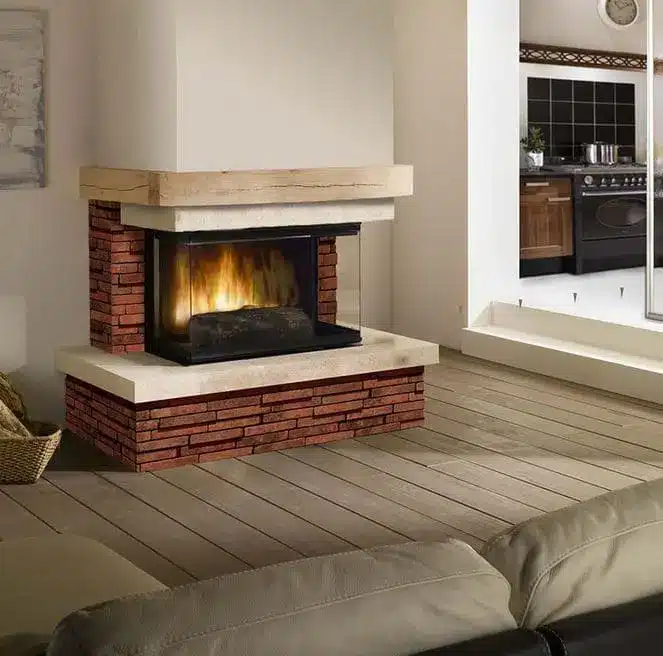 Cheminée d'angle moderne brique et pierre pour salon Cheminée d'angle moderne avec base en brique rouge et manteau en pierre, flammes vives dans un salon au sol en bois.