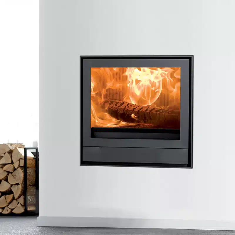 Cheminée à Bois Encastrée Moderne : Style et Chaleur Cheminée à bois encastrée moderne avec flammes vives derrière une vitre noire, pile de bûches sur le côté.