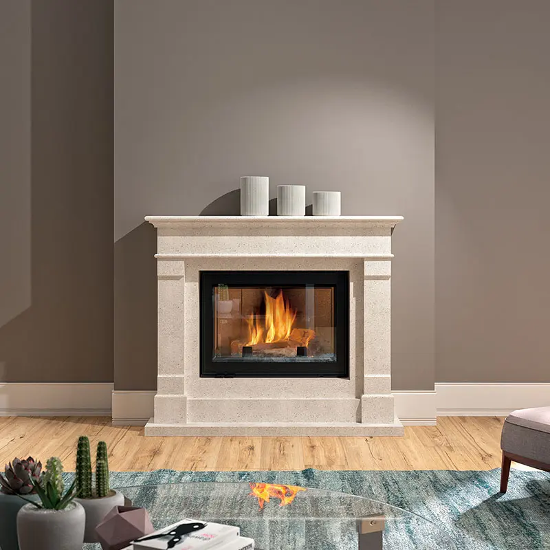 Cheminée à bois design avec manteau en pierre blanche Cheminée encastrable avec manteau en pierre blanche, feu de bois et décoration moderne dans un salon chaleureux.