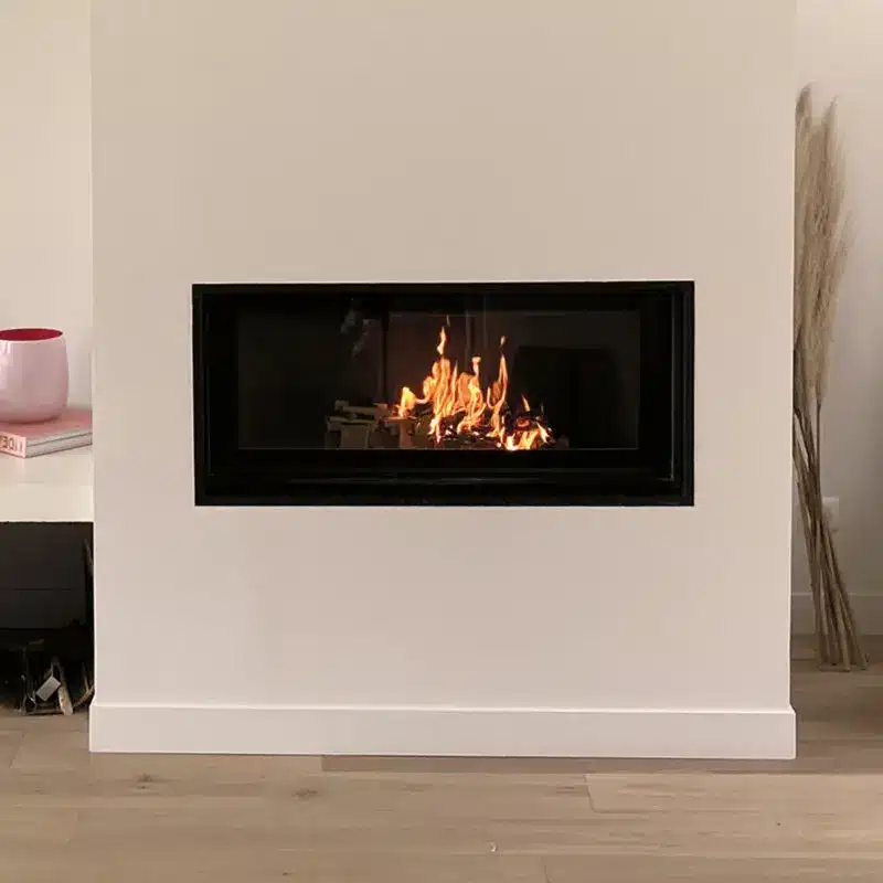 Cheminée Moderne Minimaliste Encastrée pour Salon Design Cheminée rectangulaire design intégrée dans un mur blanc minimaliste, flammes vacillantes, salon contemporain.