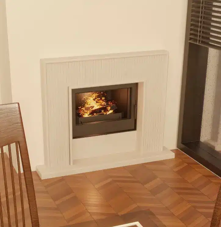 Cheminée Moderne à Encastrer avec Habillage Blanc Cannelé Cheminée moderne avec encadrement cannelé blanc, feu de bois ardent et parquet en chevron chaleureux.