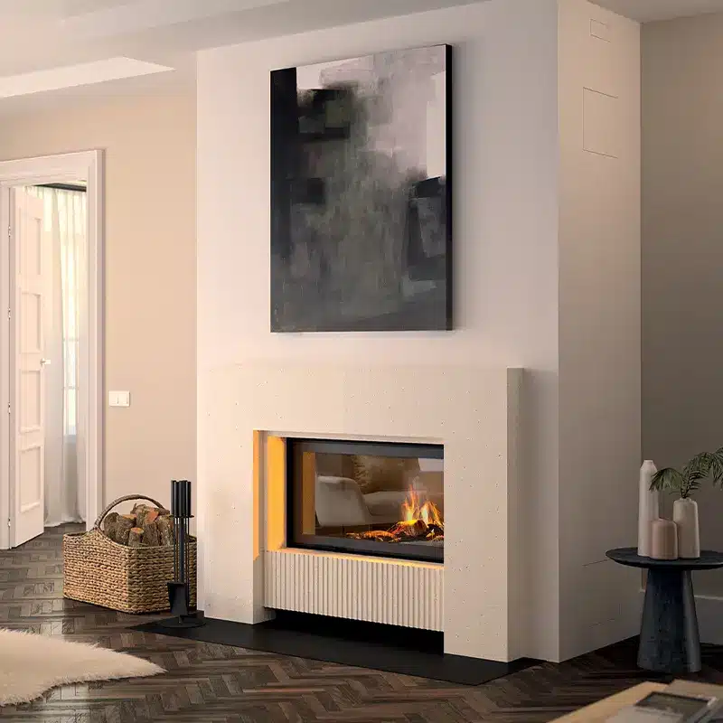 Cheminée moderne et design avec tableau pour salon cosy Cheminée moderne en pierre blanche avec feu crépitant, tableau abstrait au-dessus et panier de bûches dans un salon chic.