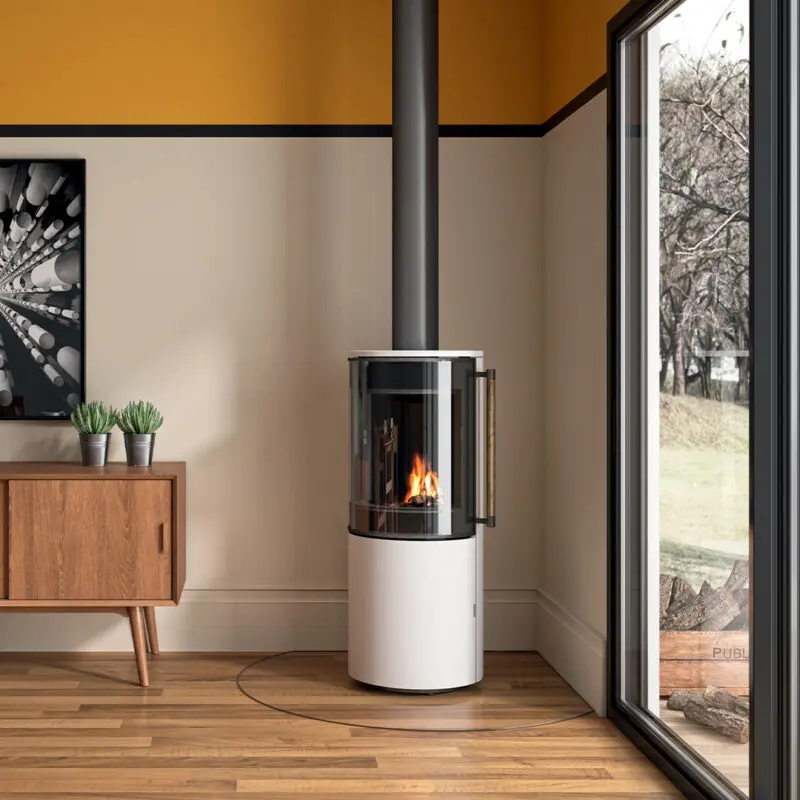 Poêle à bois blanc scandinave : design et confort Poêle à bois blanc design dans un salon moderne avec mur jaune et parquet. Feu chaleureux dans le foyer vitré.