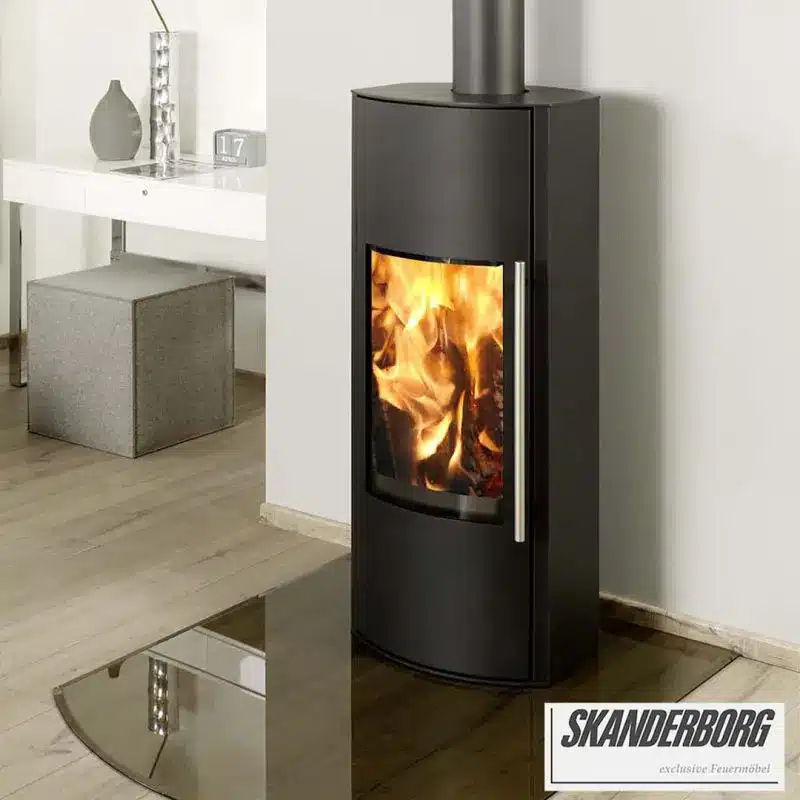 Poêle à bois Skanderborg : Design moderne et haut de gamme Poêle à bois moderne Skanderborg noir avec feu flamboyant. Skanderborg exclusive Feuermöbel.